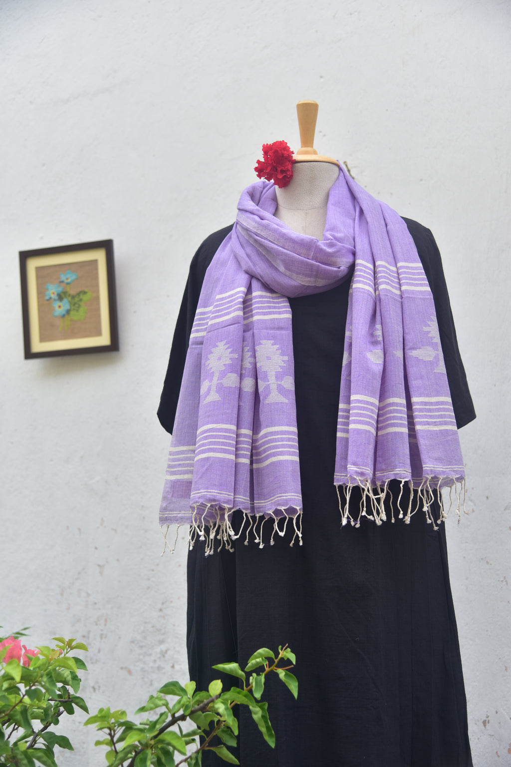 Handwoven jamdani stole lavender colour front view