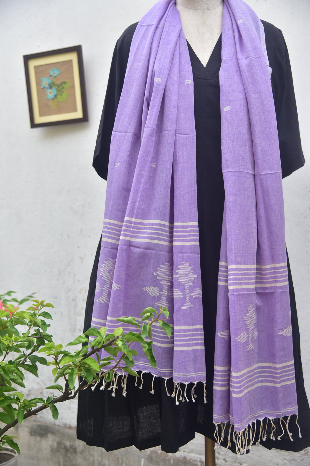 Handwoven jamdani stole lavender colour front view