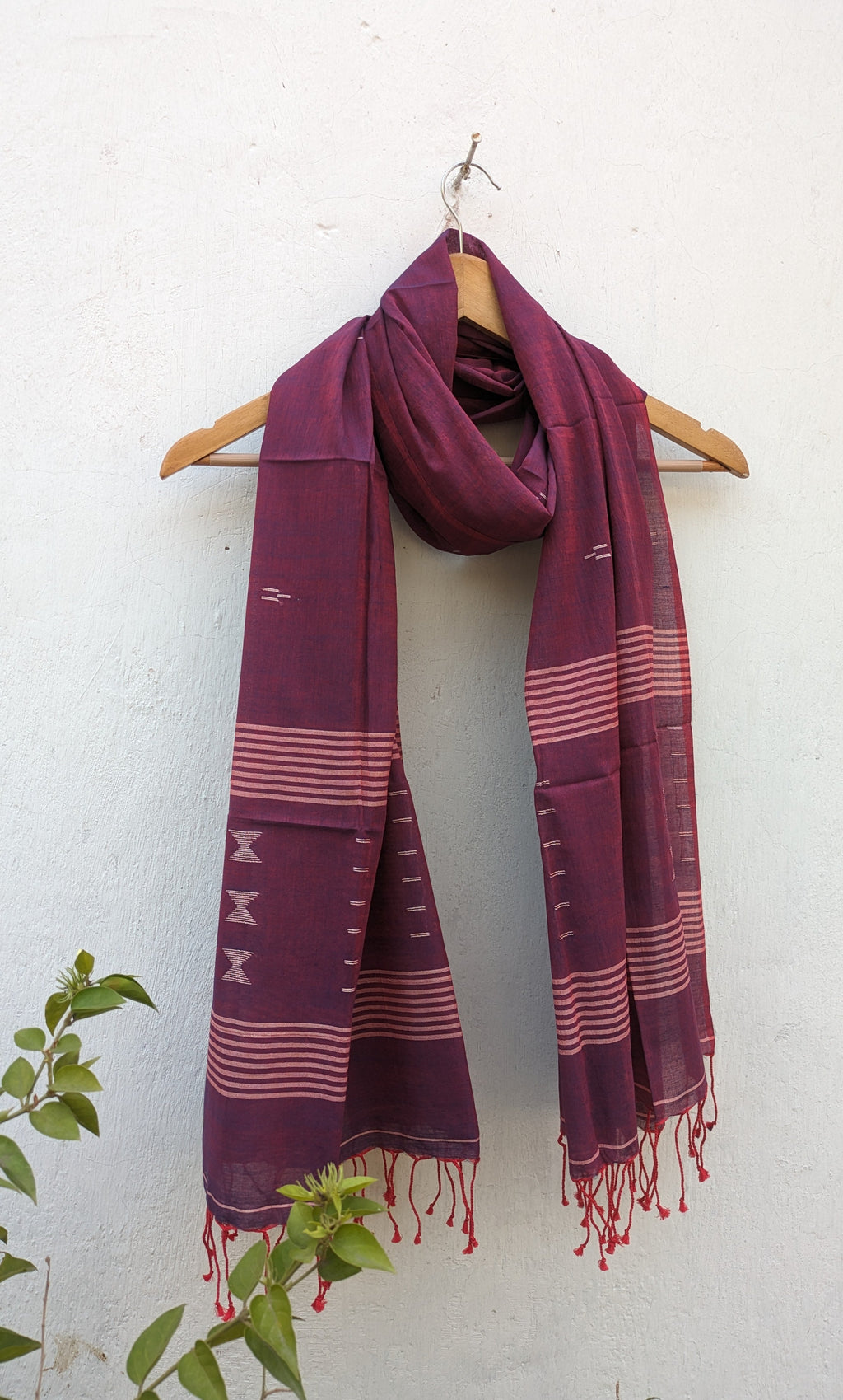 Handwoven jamdani stole plum colour front view