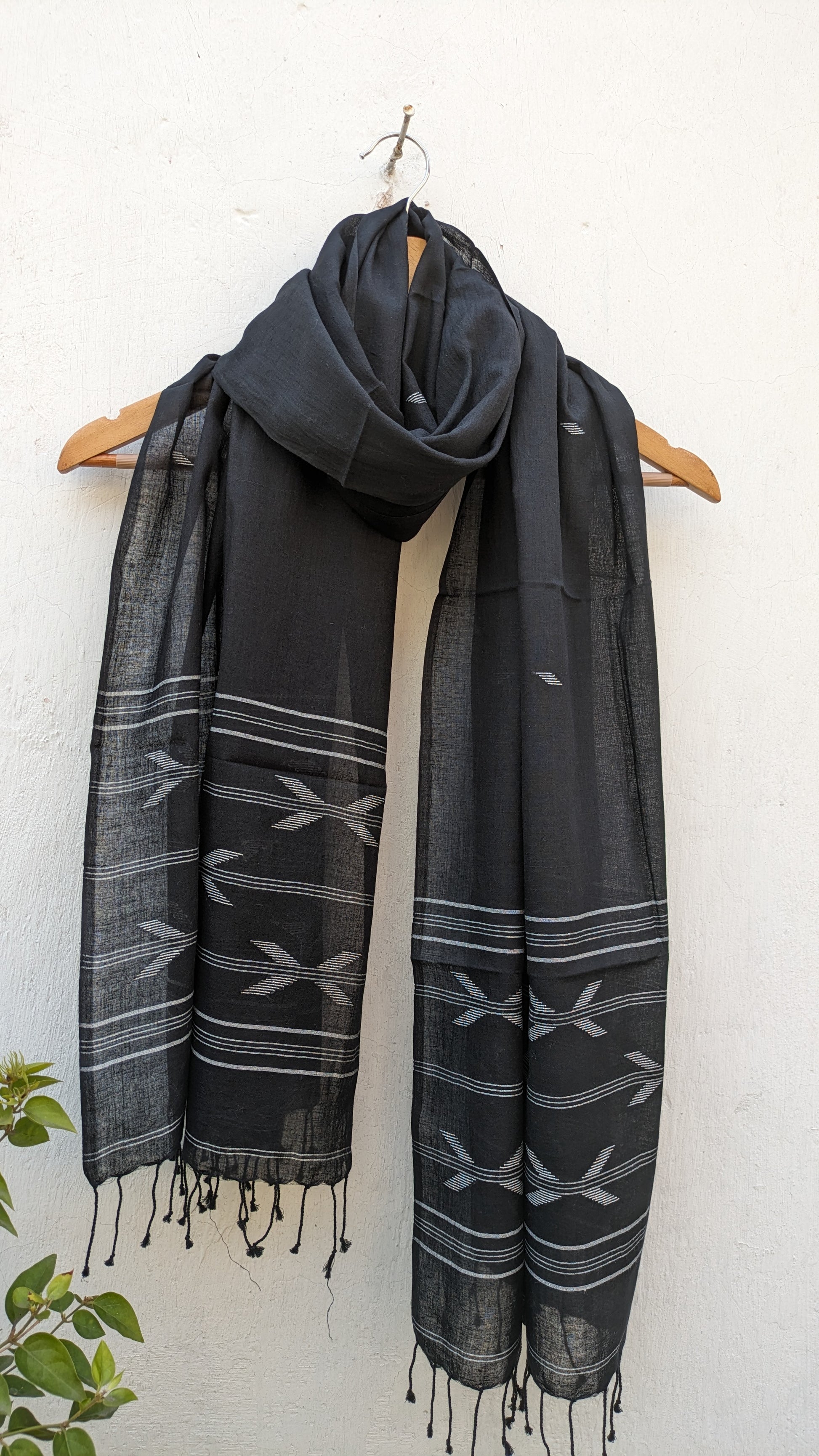 Handwoven Jamdani Stole - Black - Arrow Motif