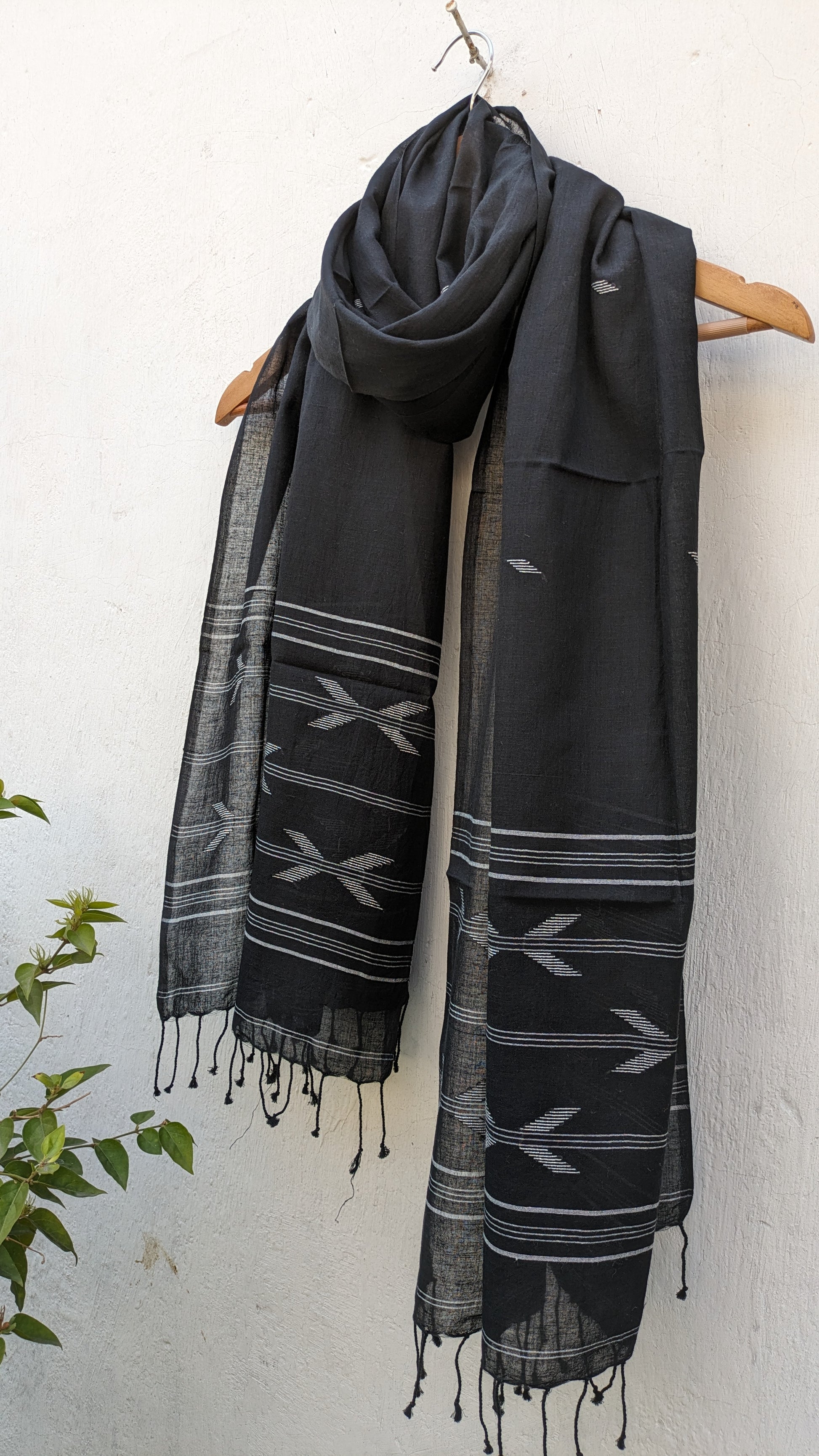 Handwoven Jamdani Stole - Black - Arrow Motif