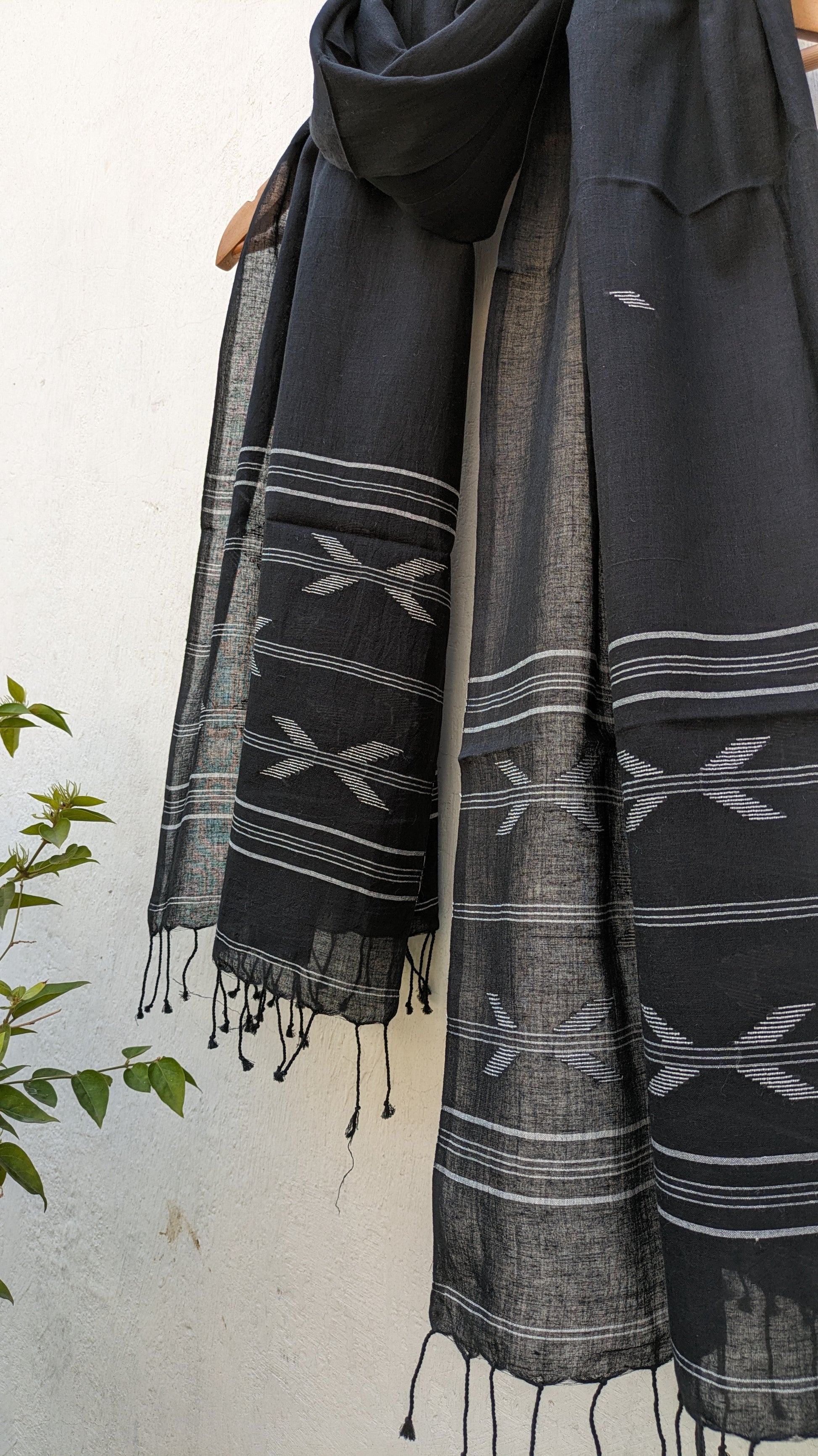 Handwoven Jamdani Stole - Black - Arrow Motif