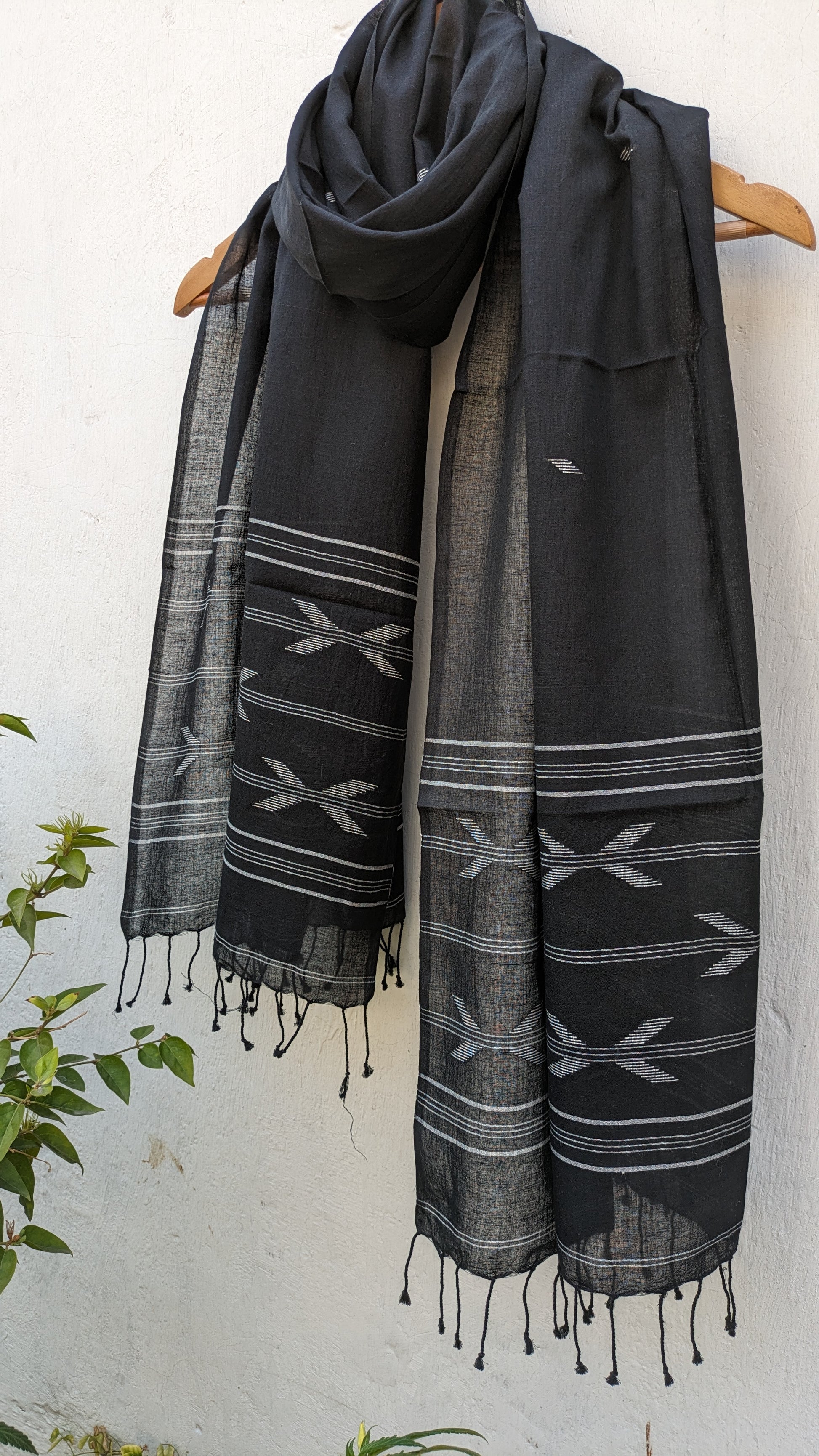 Handwoven Jamdani Stole - Black - Arrow Motif
