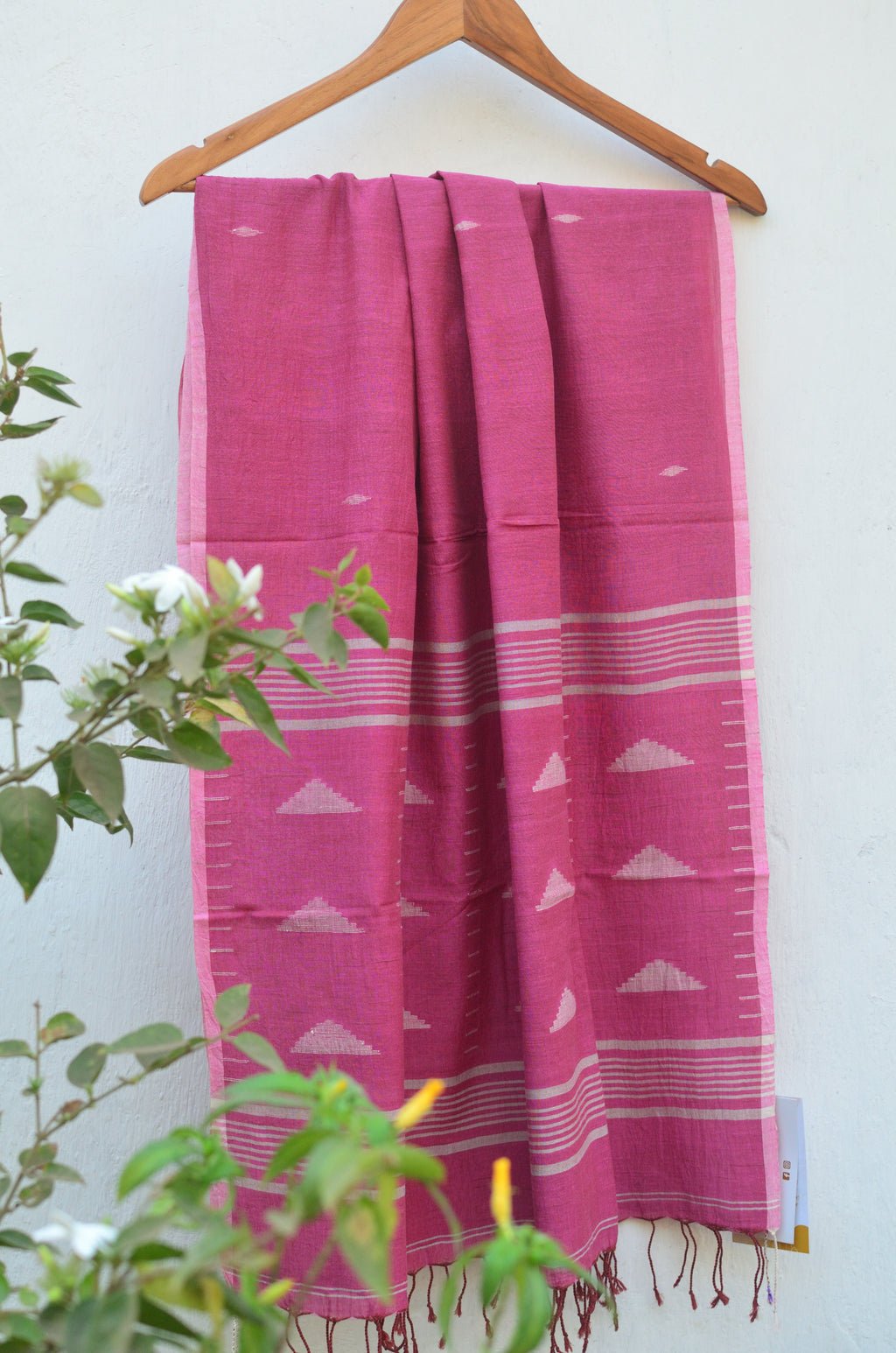 Handwoven Jamdani stole in soft magenta image 1