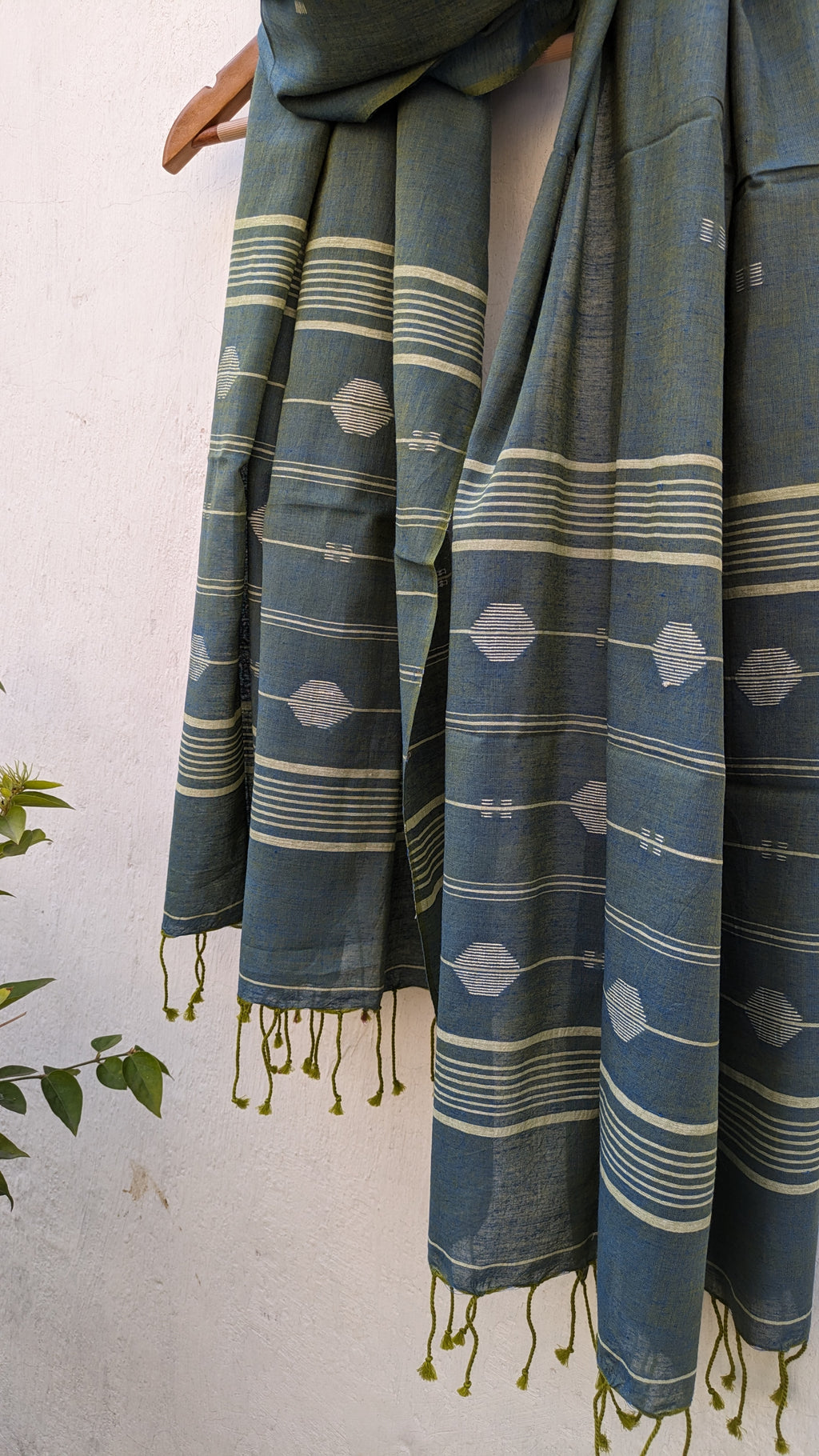 Handwoven Jamdani stole in grey image 5