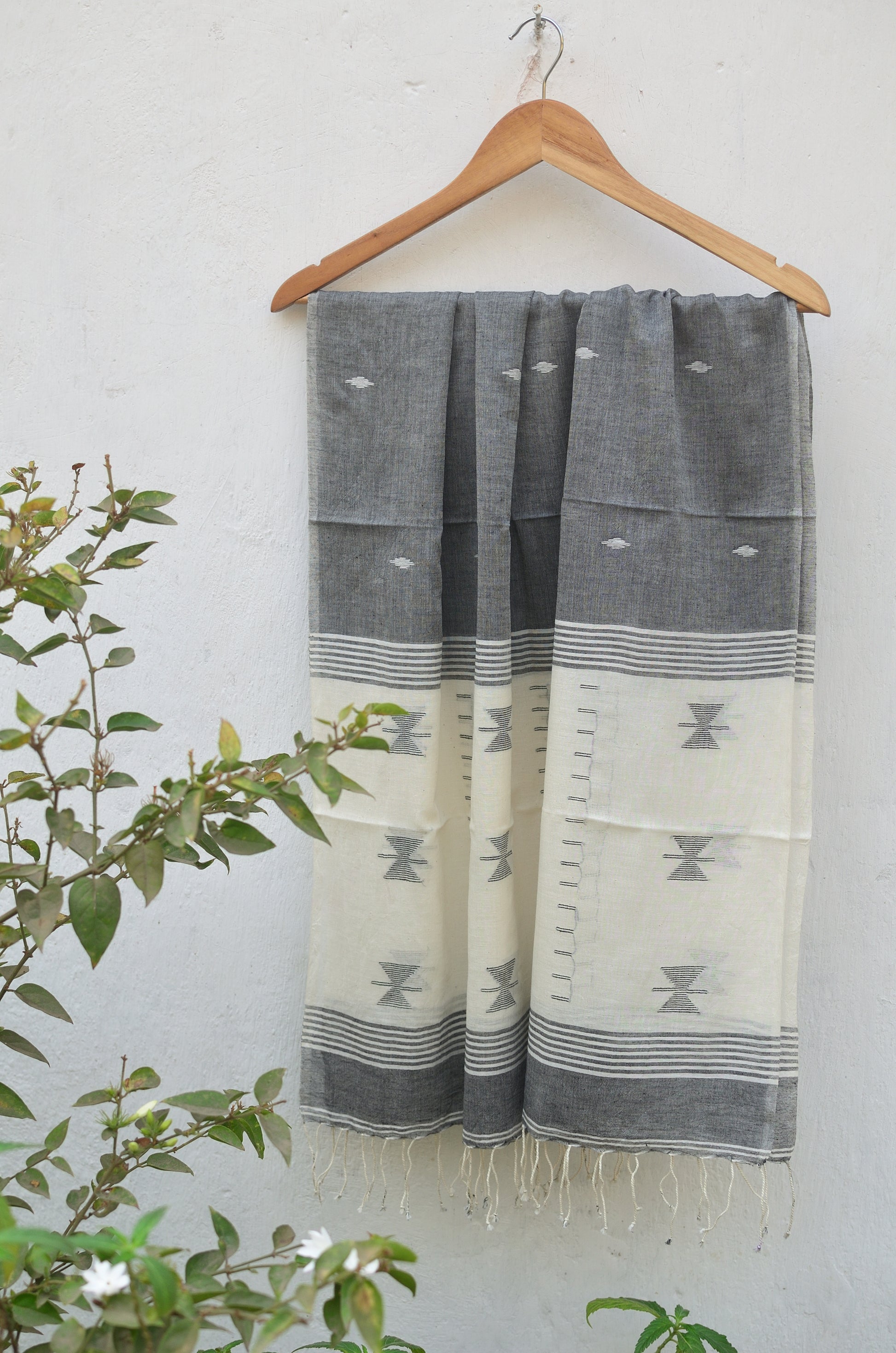 Handwoven Jamdani stole - grey and white image 1