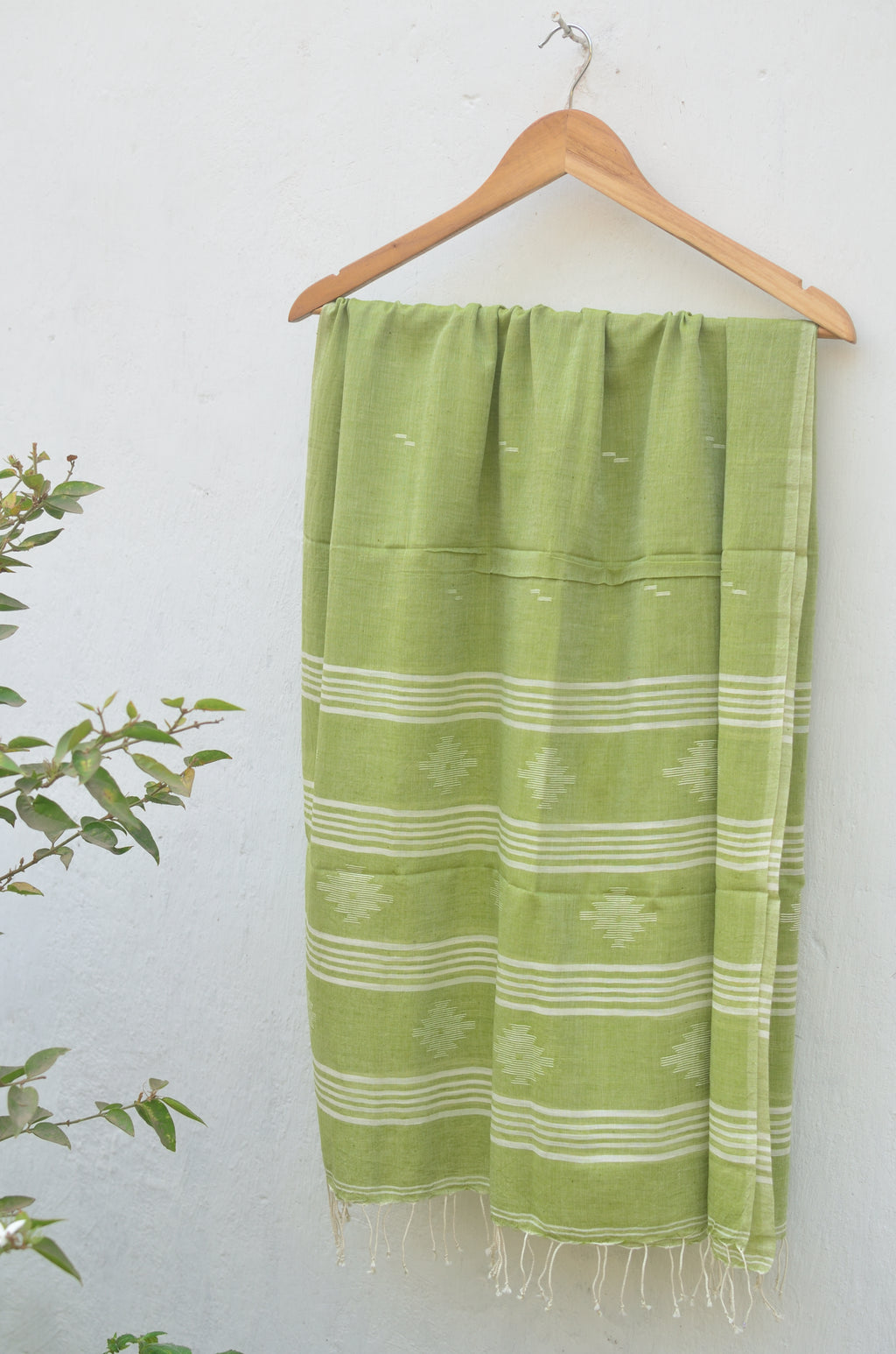 Handwoven Jamdani stole in olive green image 1