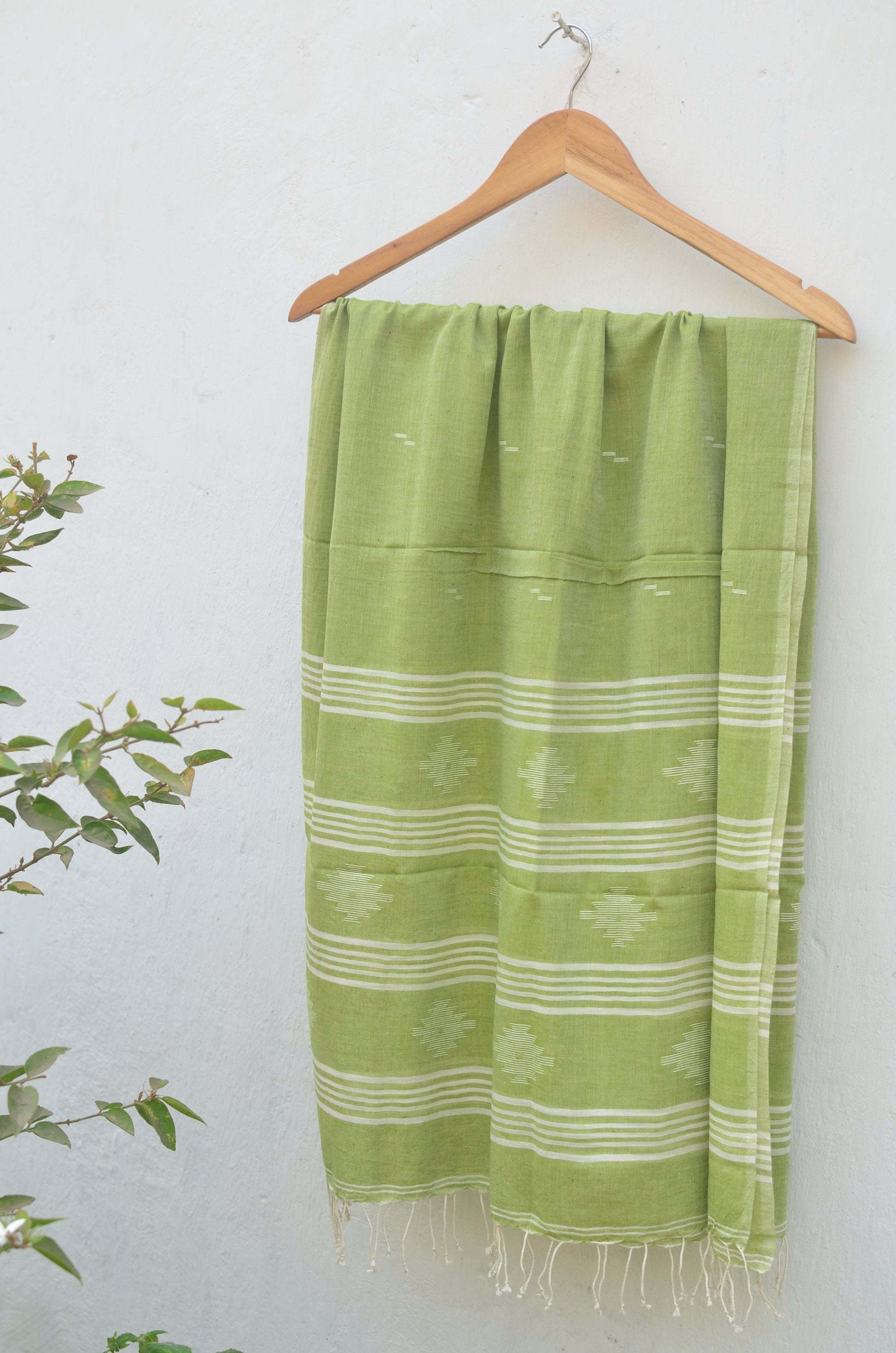 Handwoven Jamdani stole in olive green image 1