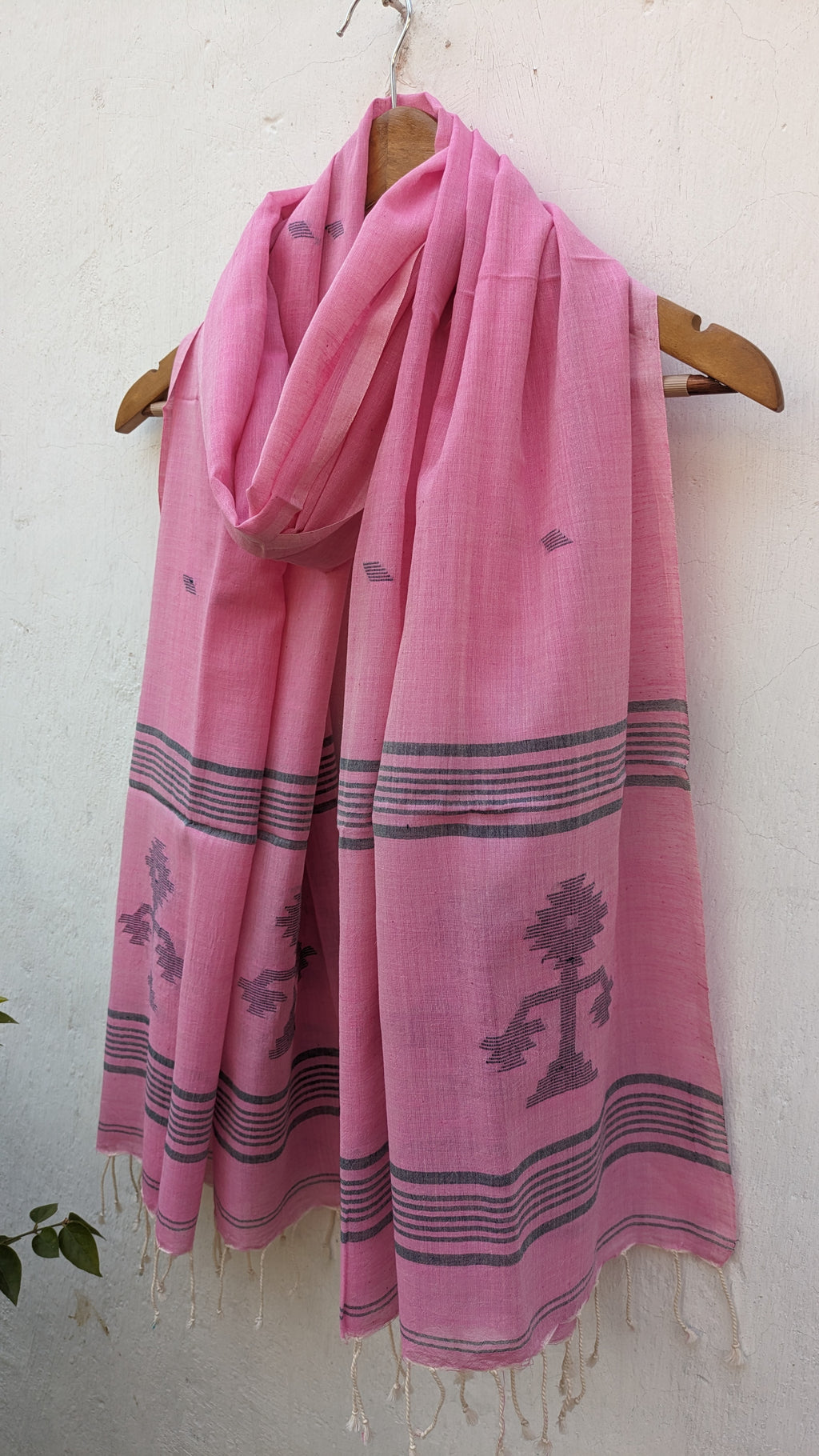 Handwoven Jamdani stole in pink image 2