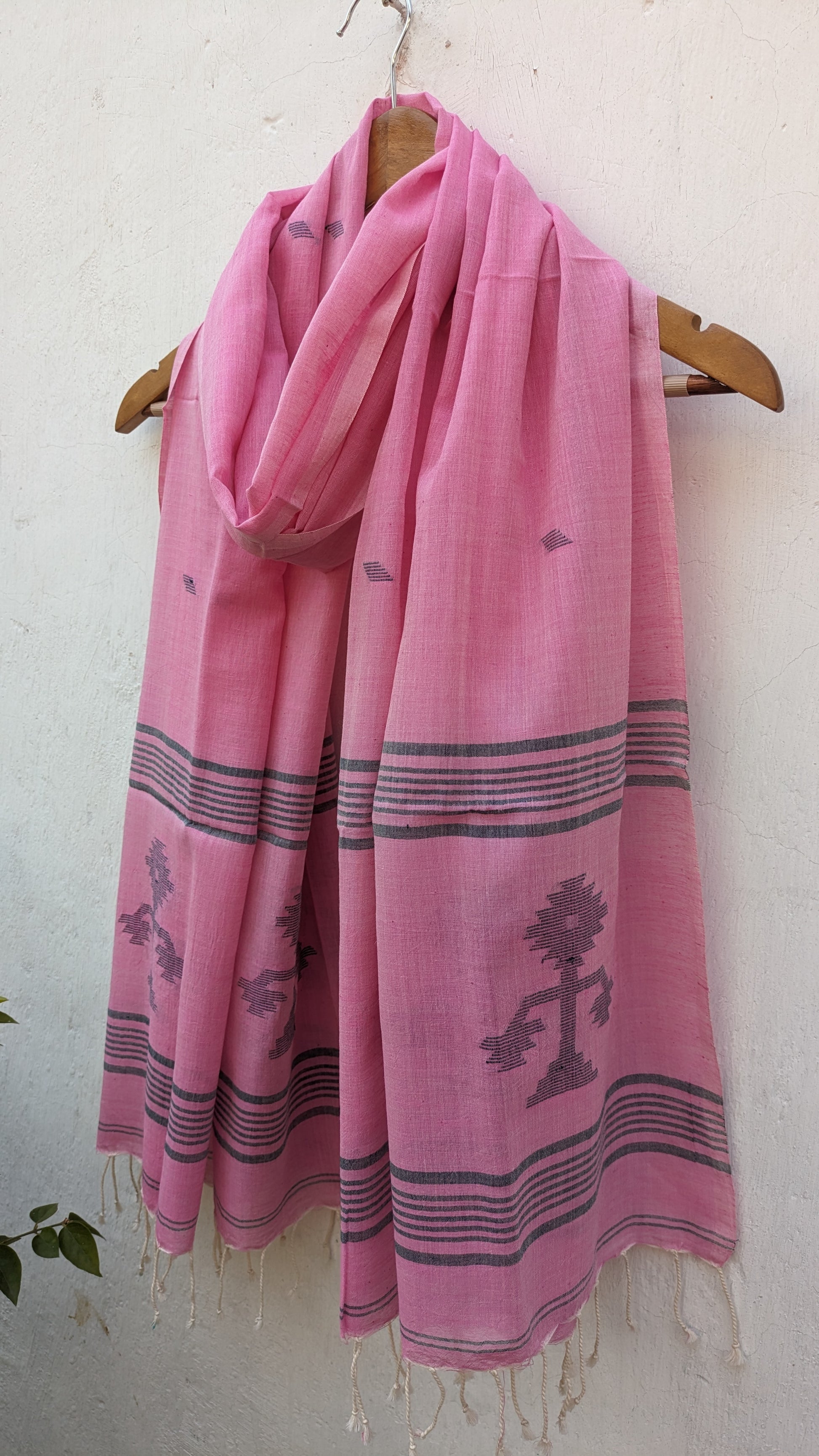 Handwoven Jamdani stole in pink image 2