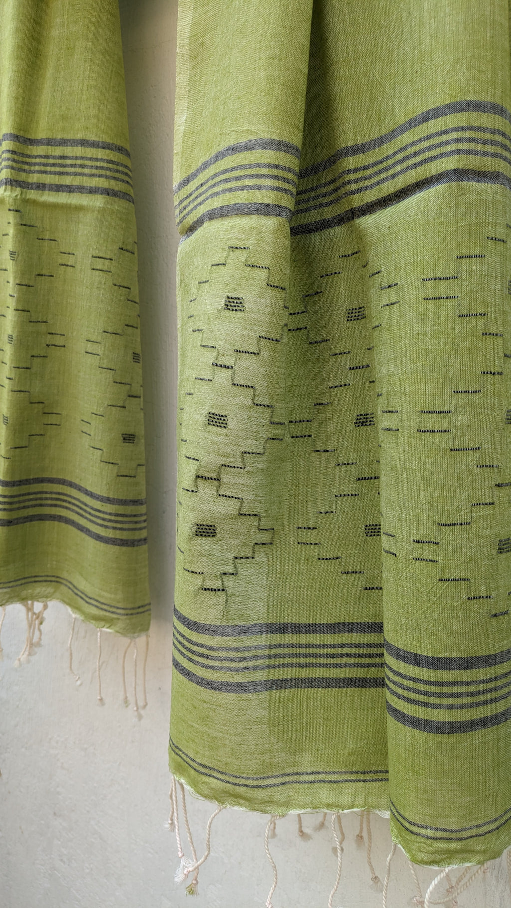 Handwoven Jamdani stole in green image 4