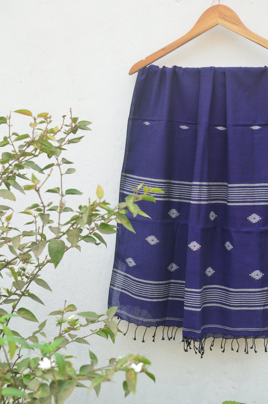 Handwoven Jamdani stole in navy blue image 3