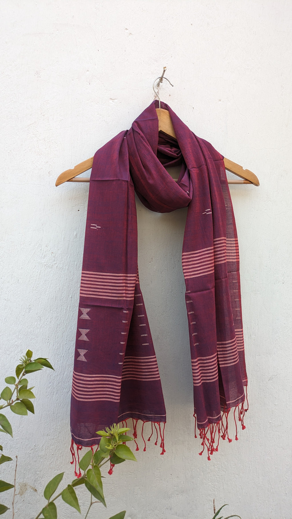 Handwoven Jamdani stole in dual tone image 1