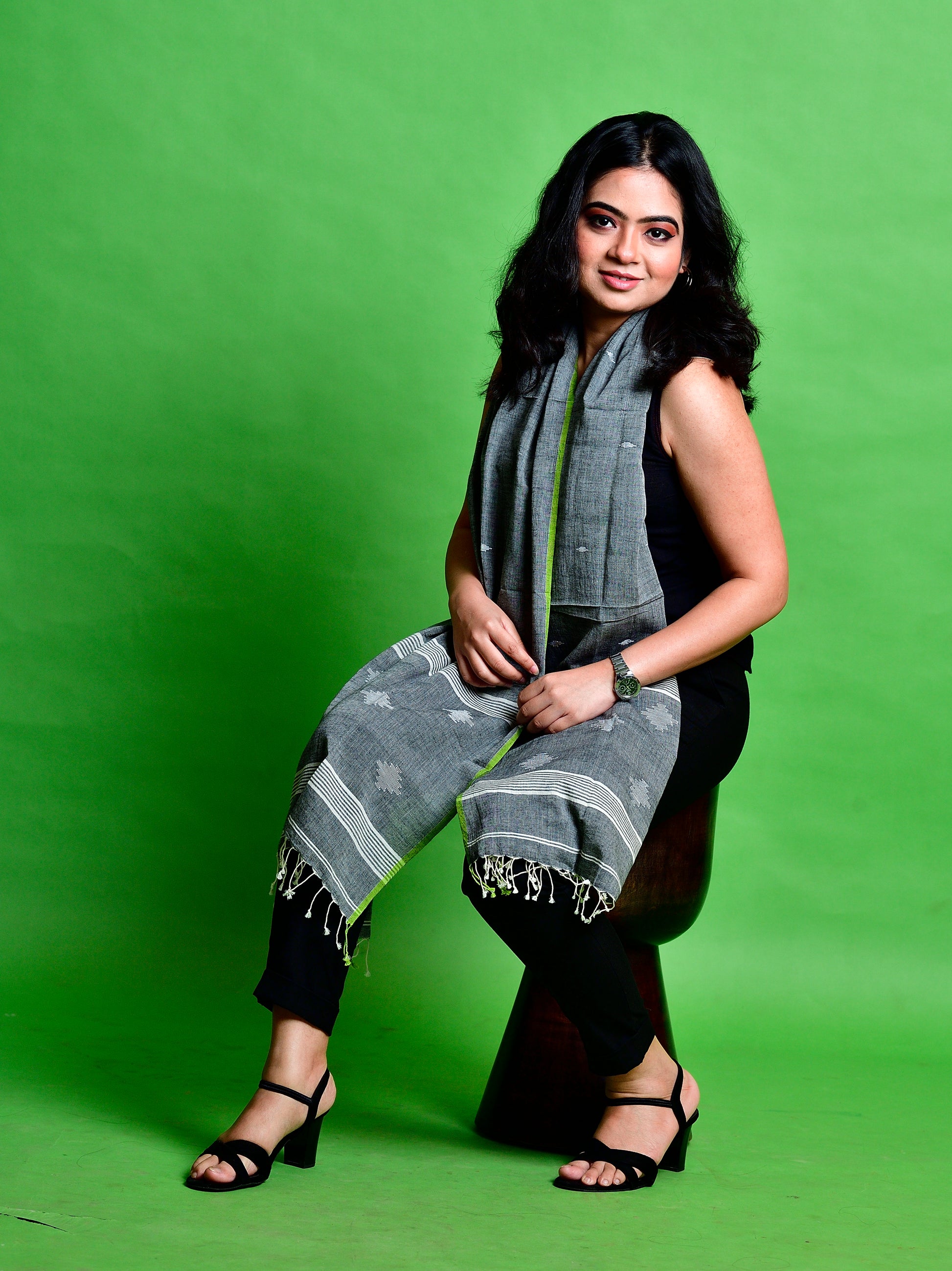 Dark grey jamdani stole with green border image 2