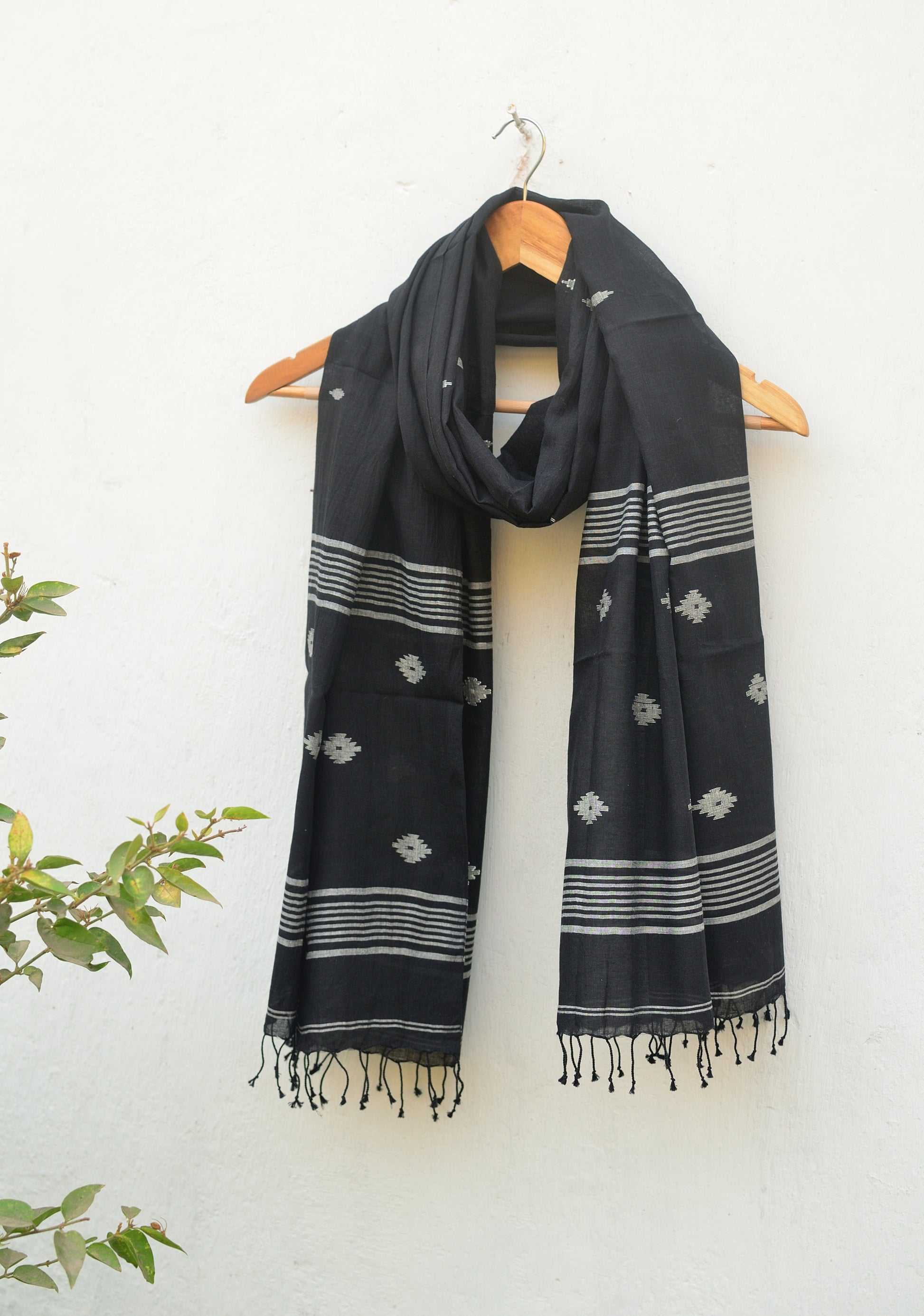 Handwoven Jamdani stole in black image 0