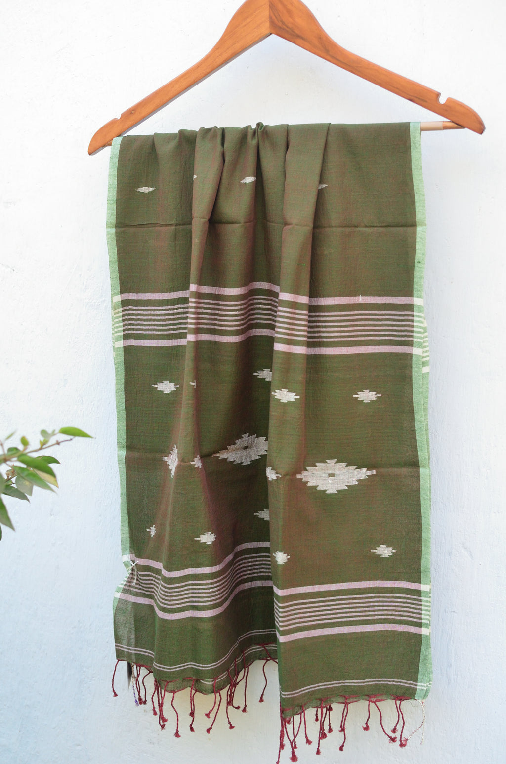 Handwoven Jamdani stole in green and maroon dual shade image 2