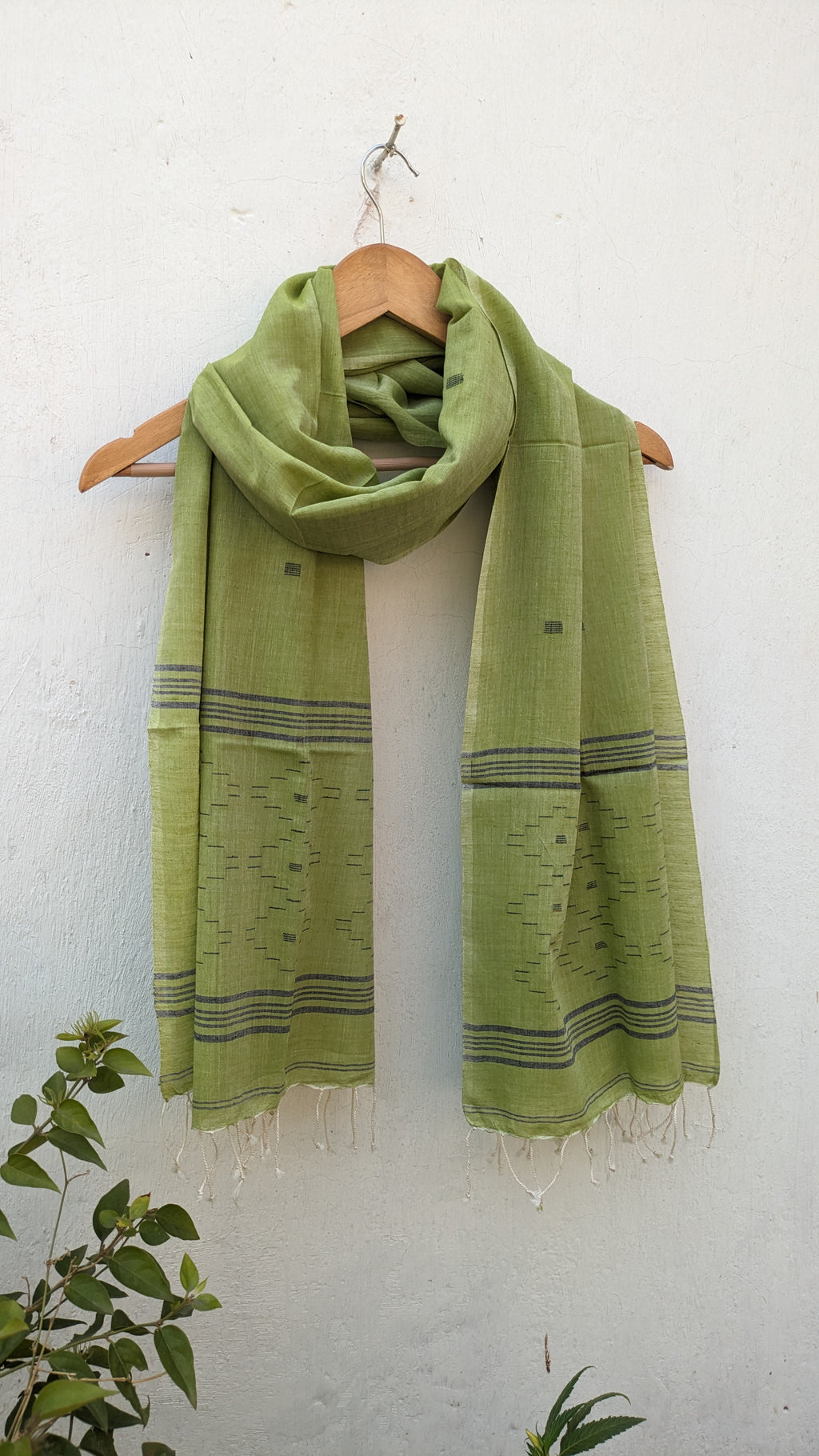 Handwoven Jamdani stole in green image 1