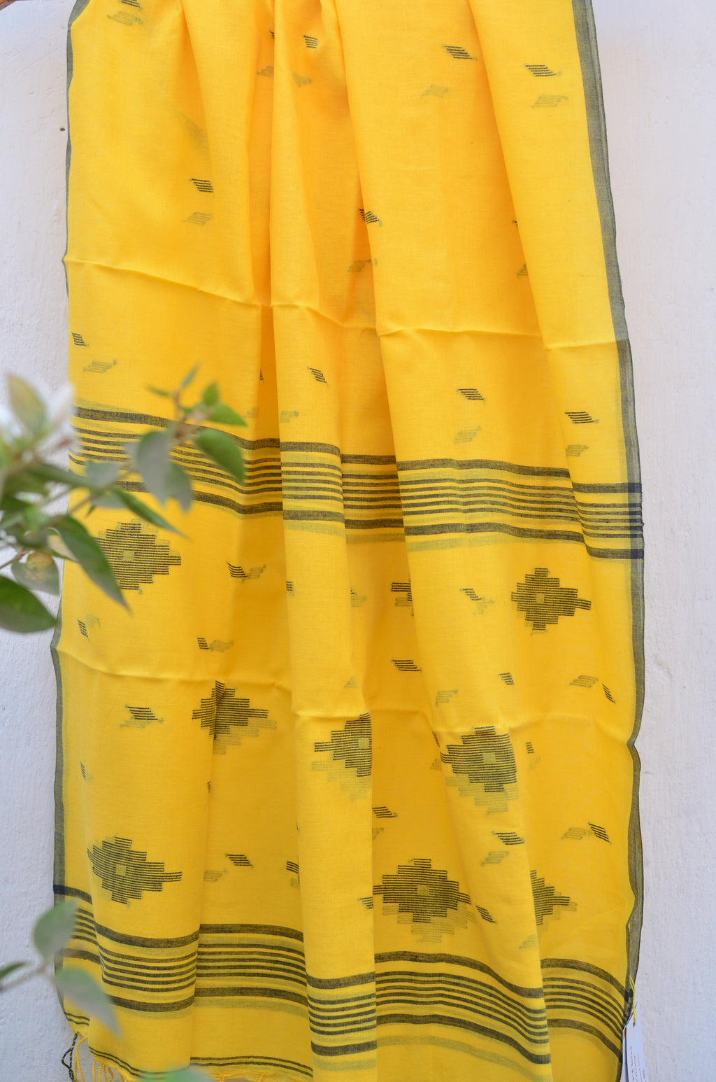 Handwoven Jamdani stole in mellow yellow image 2