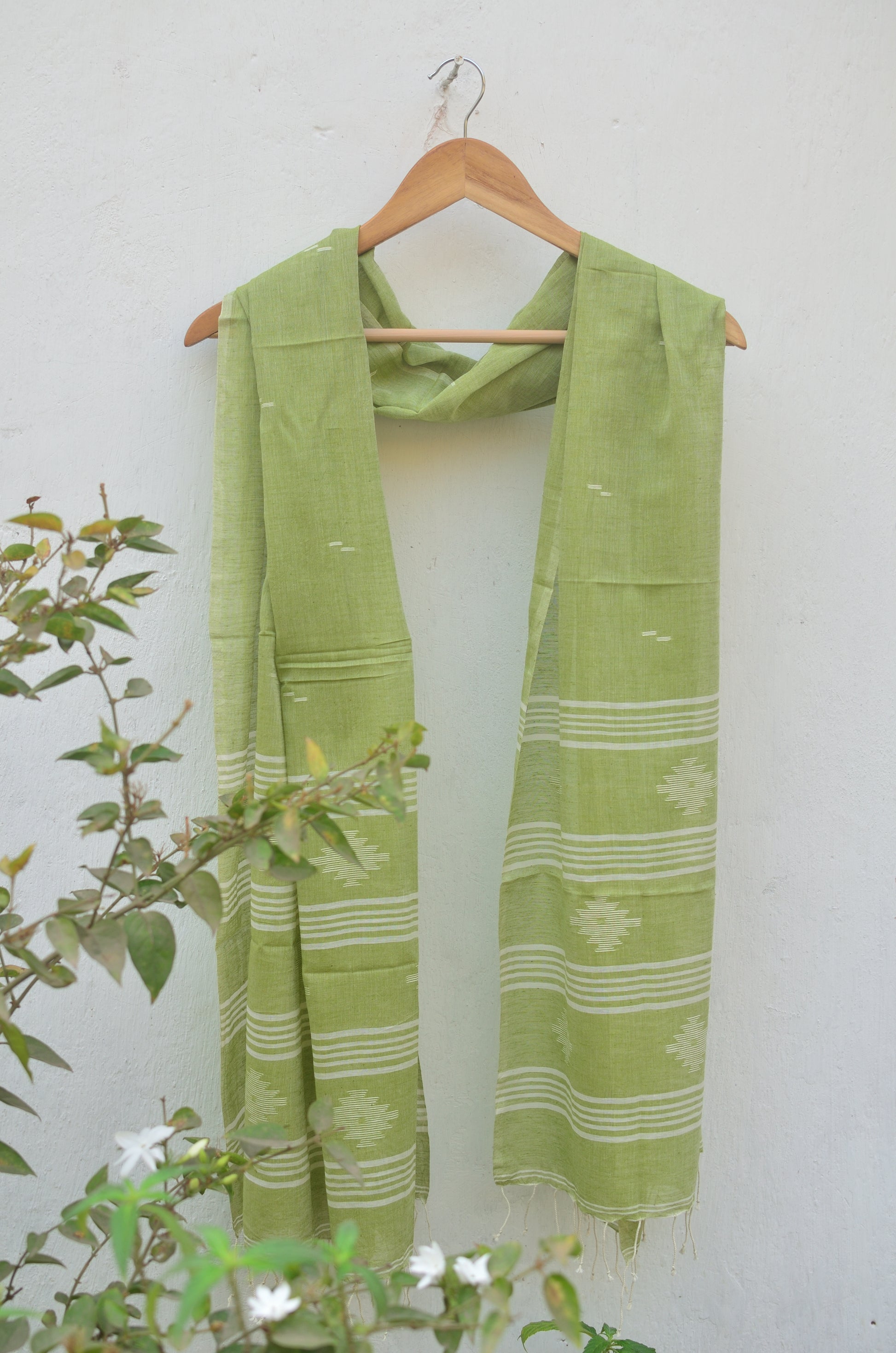 Handwoven Jamdani stole in olive green image 3
