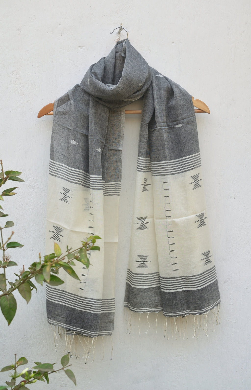 Handwoven Jamdani stole - grey and white image 0