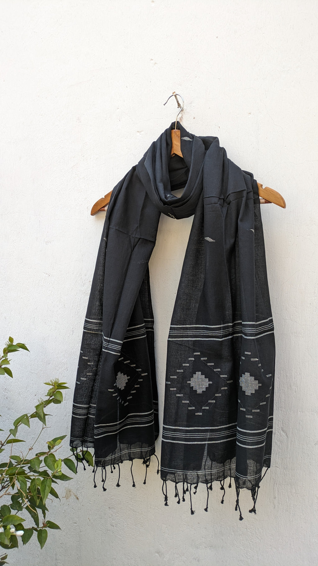 Handwoven Jamdani stole in black image 3
