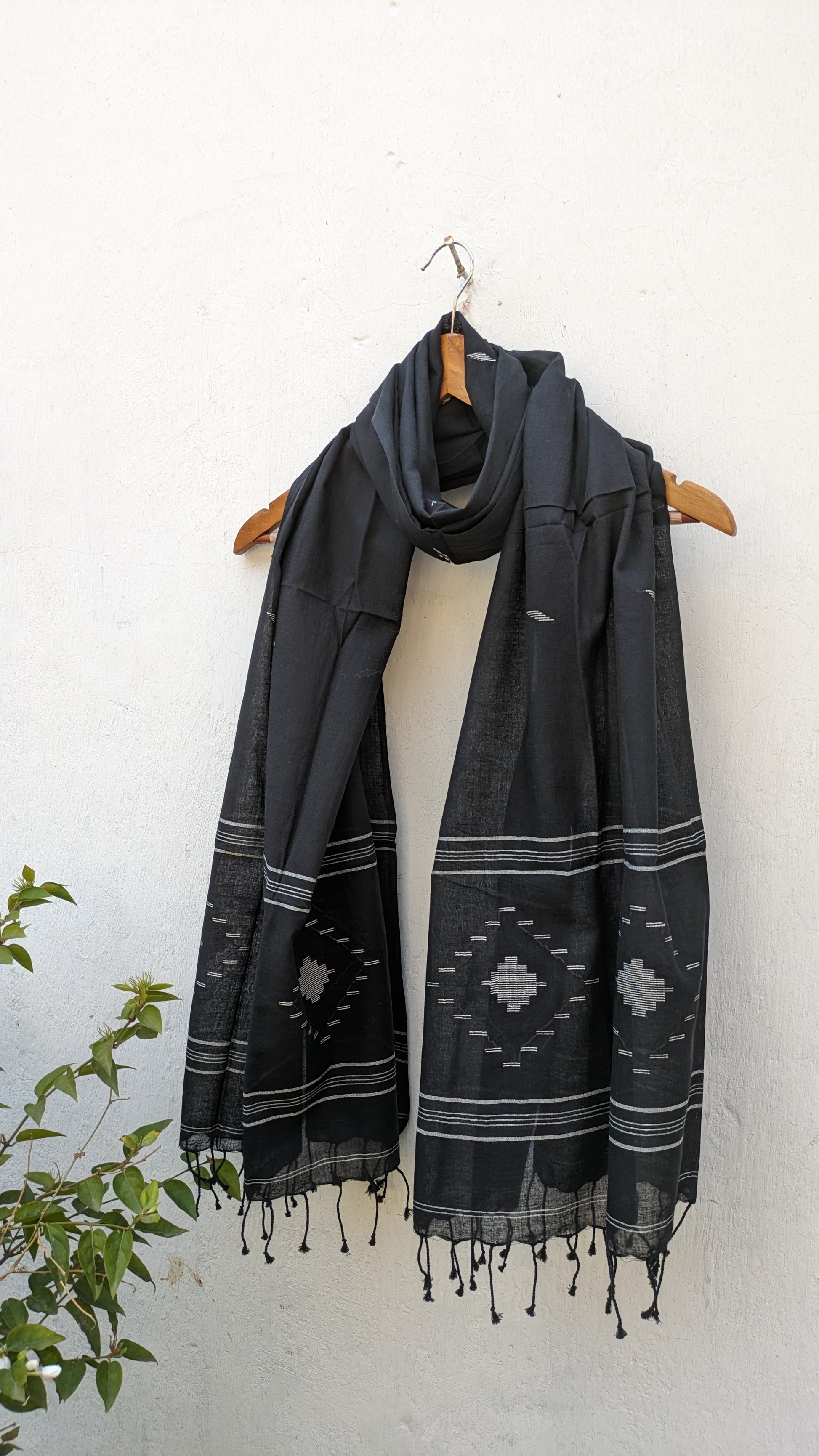 Handwoven Jamdani stole in black image 3