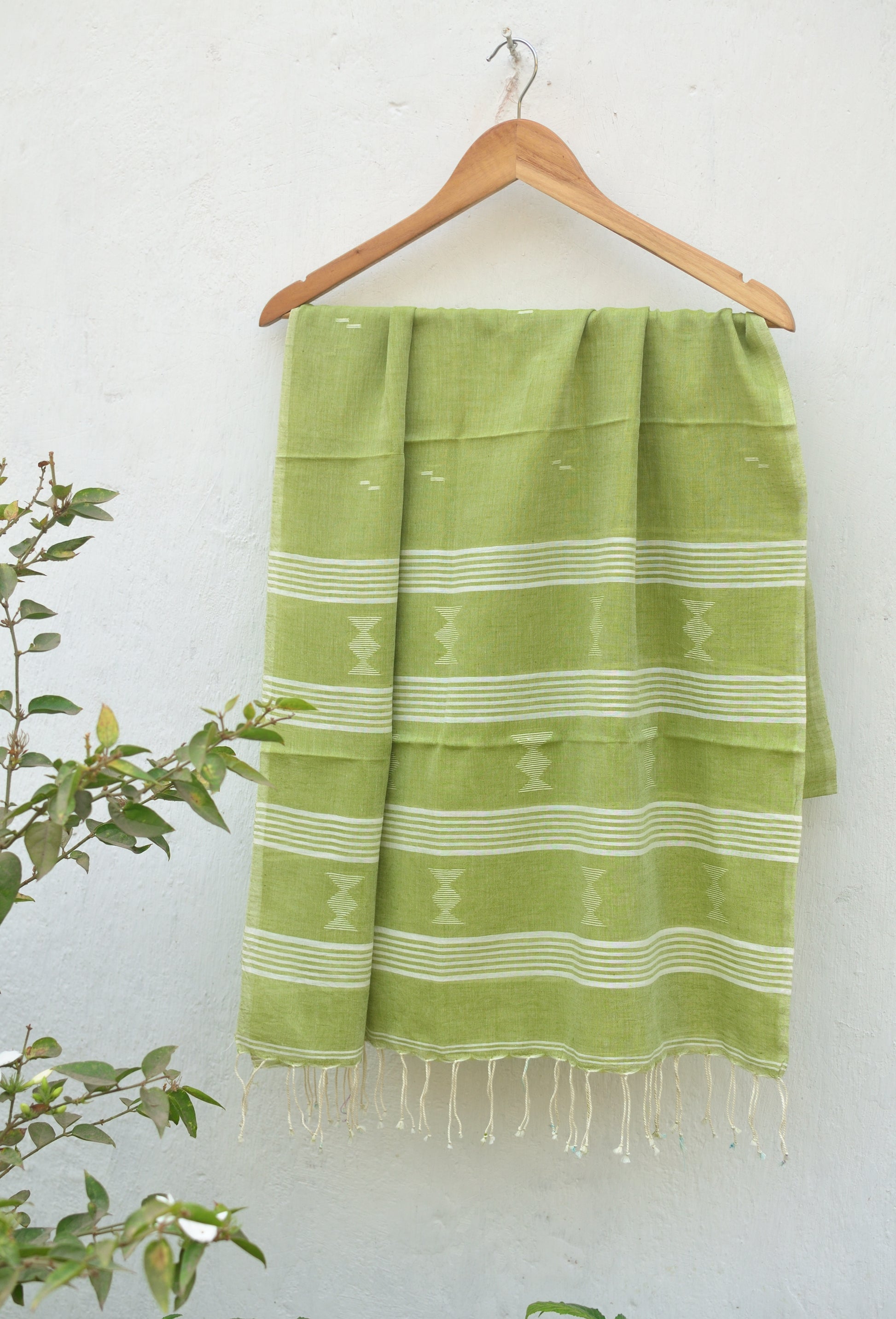 Handwoven Jamdani stole in olive green image 2