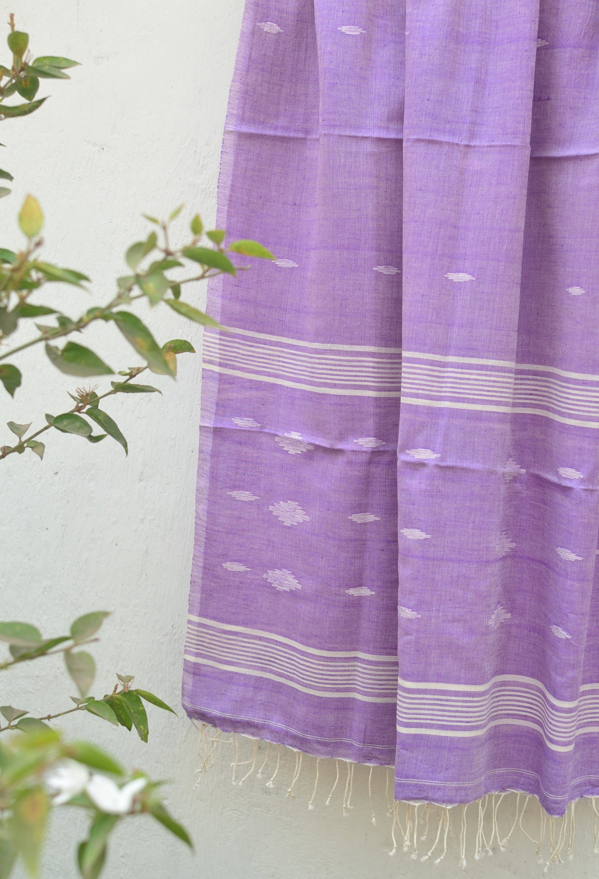 Handwoven Jamdani stole in lavender image 3