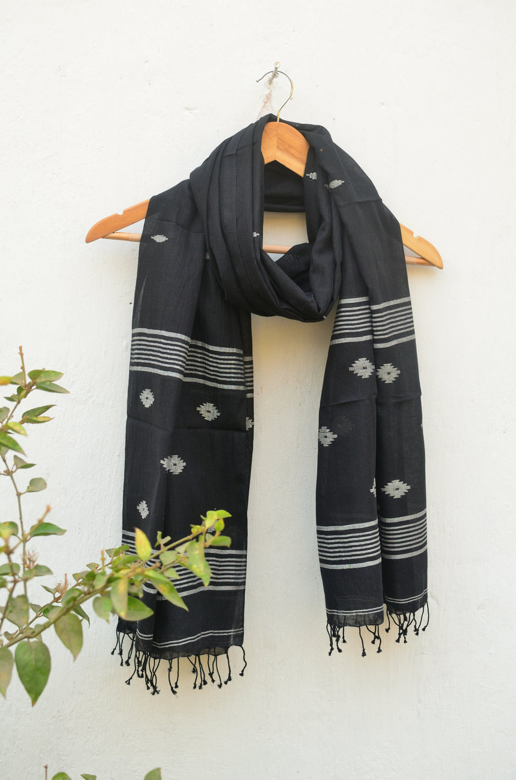 Handwoven Jamdani stole in black image 1