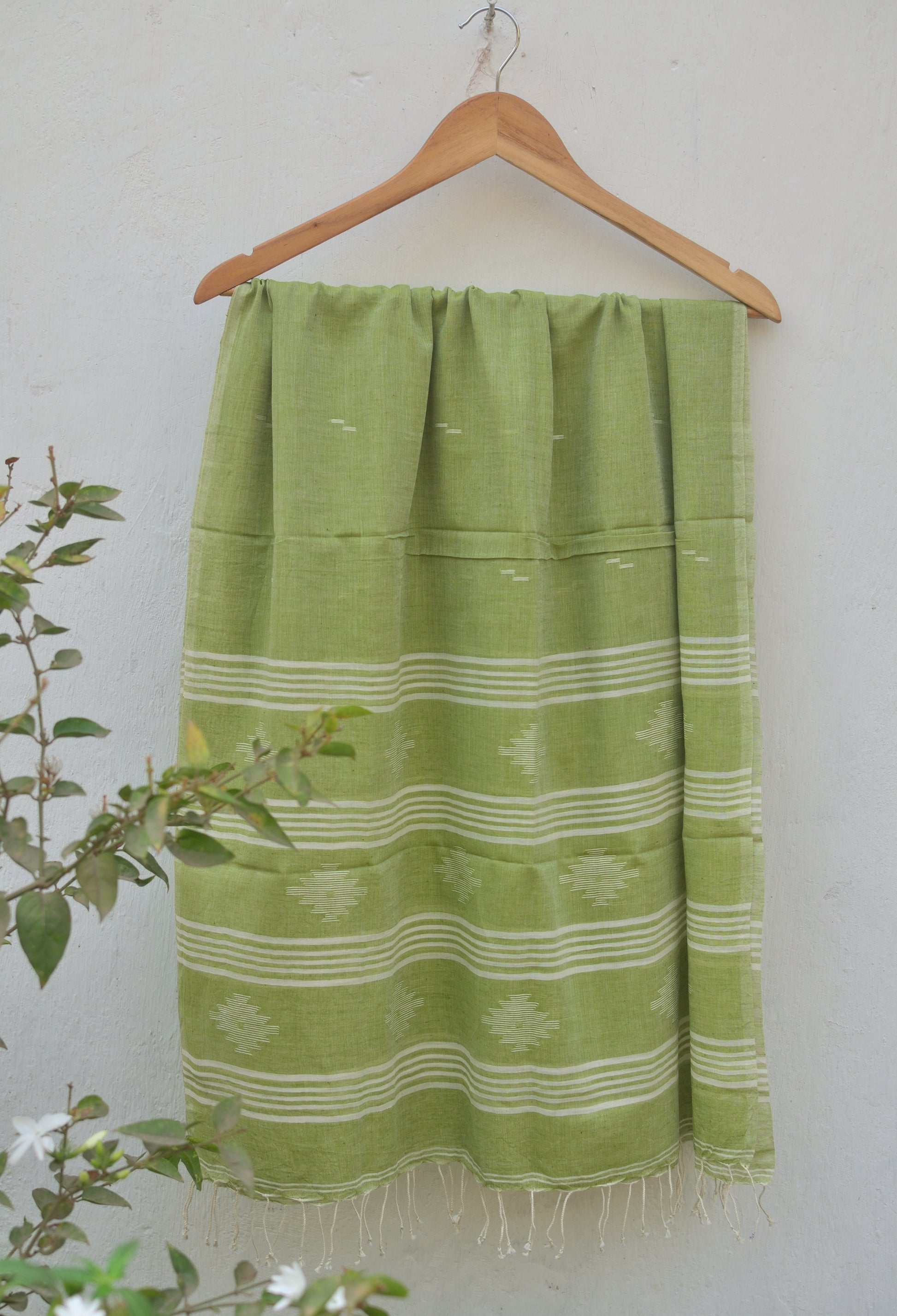 Handwoven Jamdani stole in olive green image 0