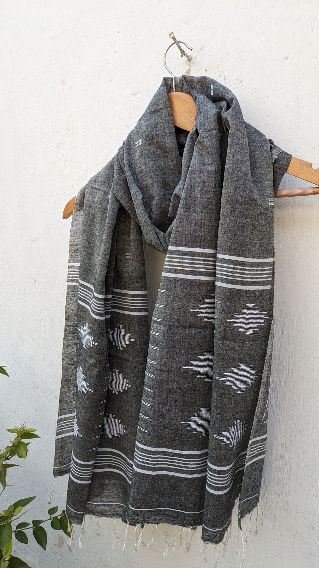 Handwoven Jamdani stole in grey image 1