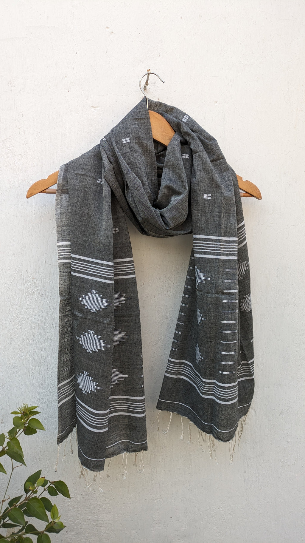 Handwoven Jamdani stole in grey image 0