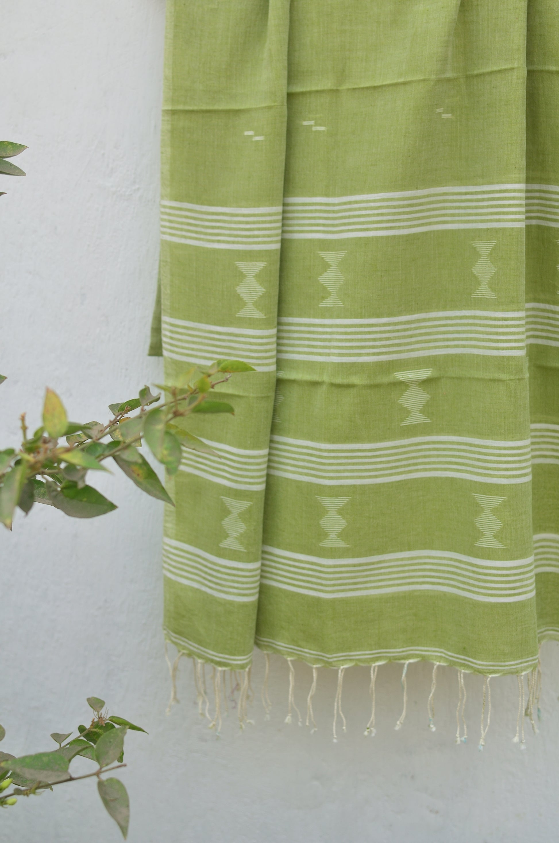 Handwoven Jamdani stole in olive green image 1