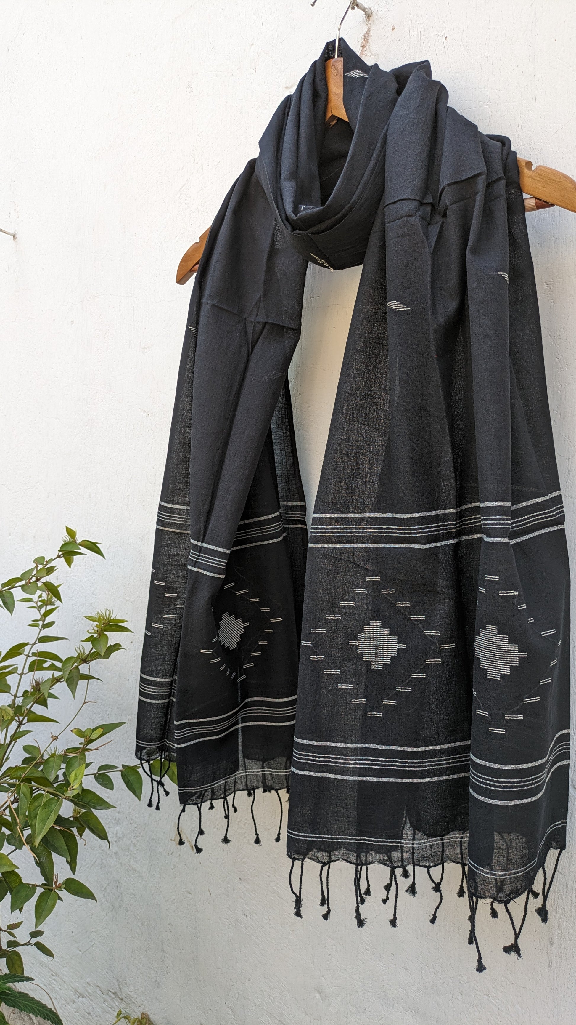 Handwoven Jamdani stole in black image 0