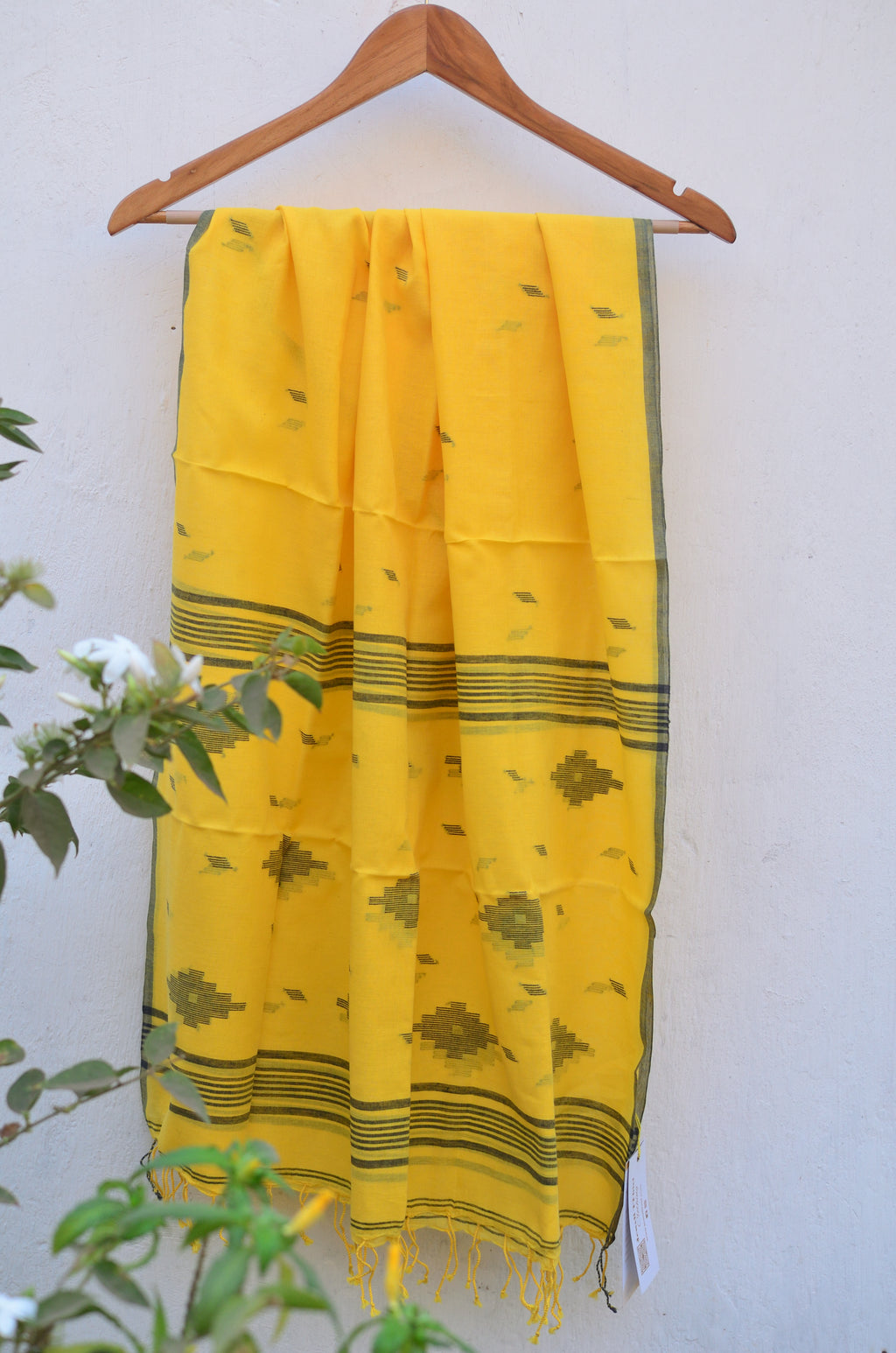 Handwoven Jamdani stole in mellow yellow image 1