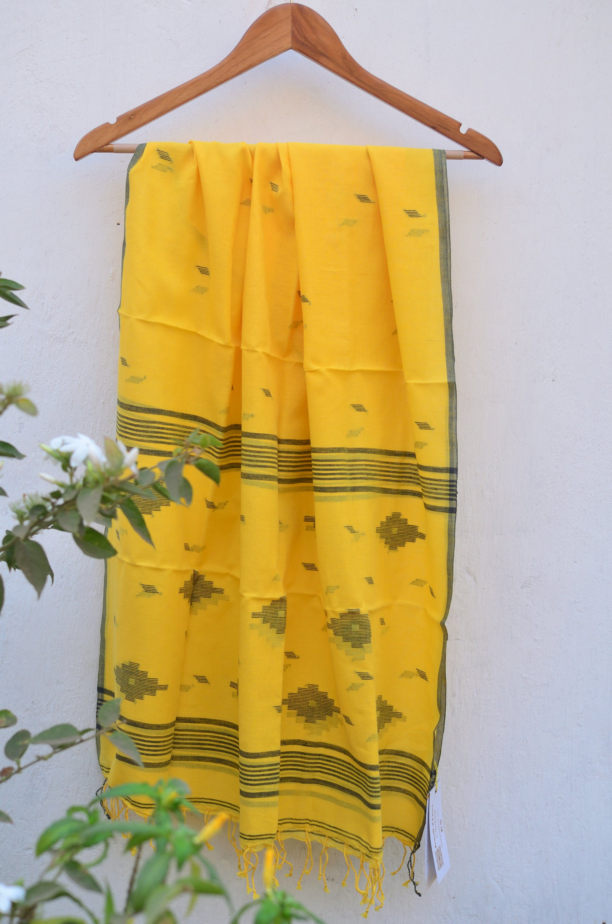 Handwoven Jamdani stole in mellow yellow image 1