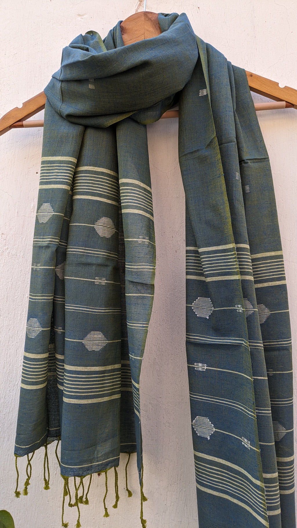 Handwoven Jamdani stole in grey image 4
