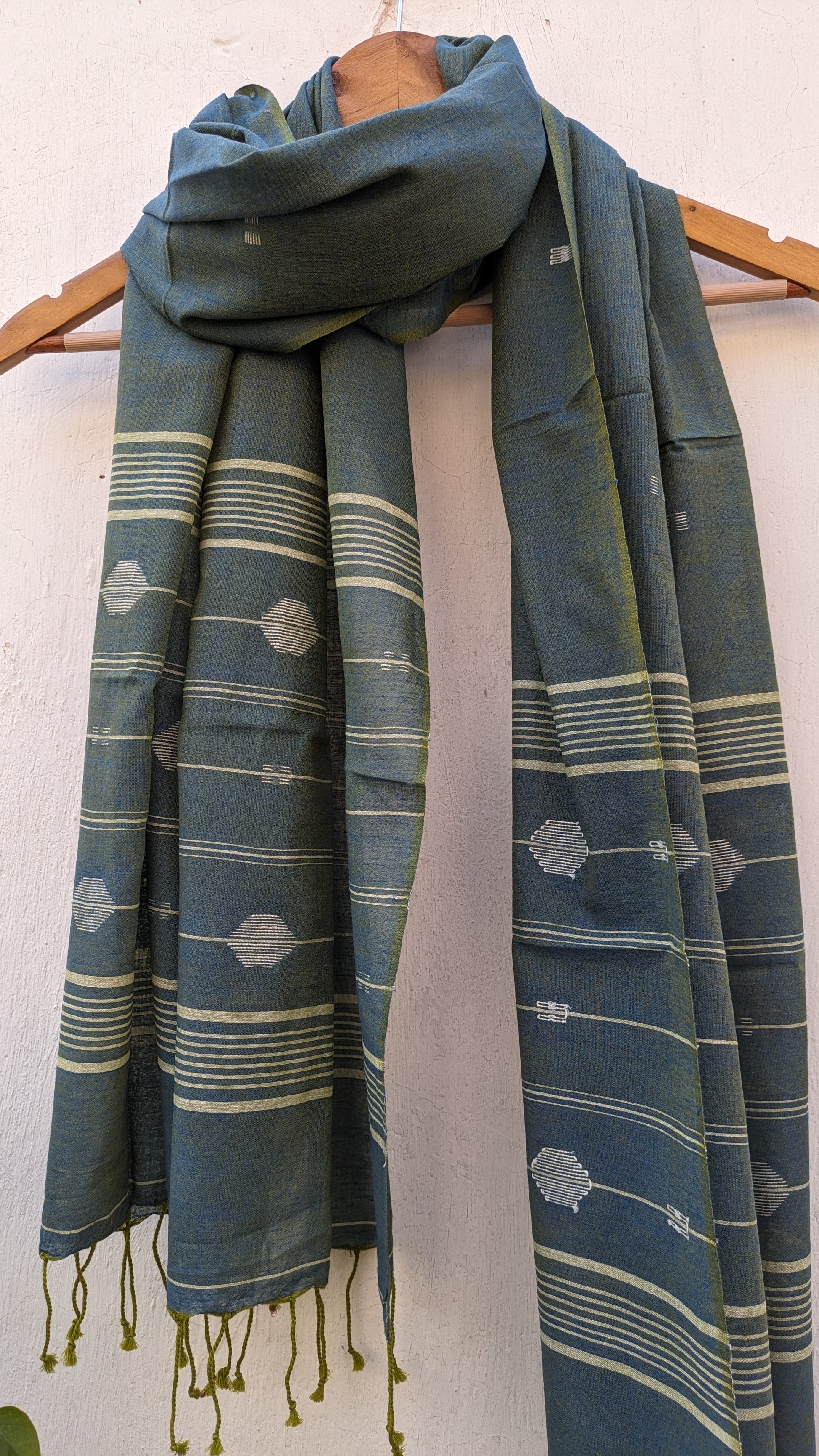 Handwoven Jamdani stole in grey image 4