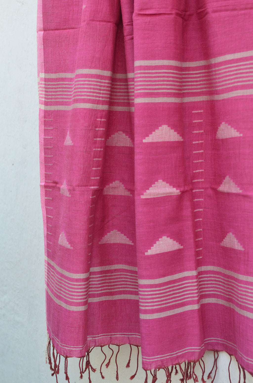 Handwoven Jamdani stole in soft magenta image 2