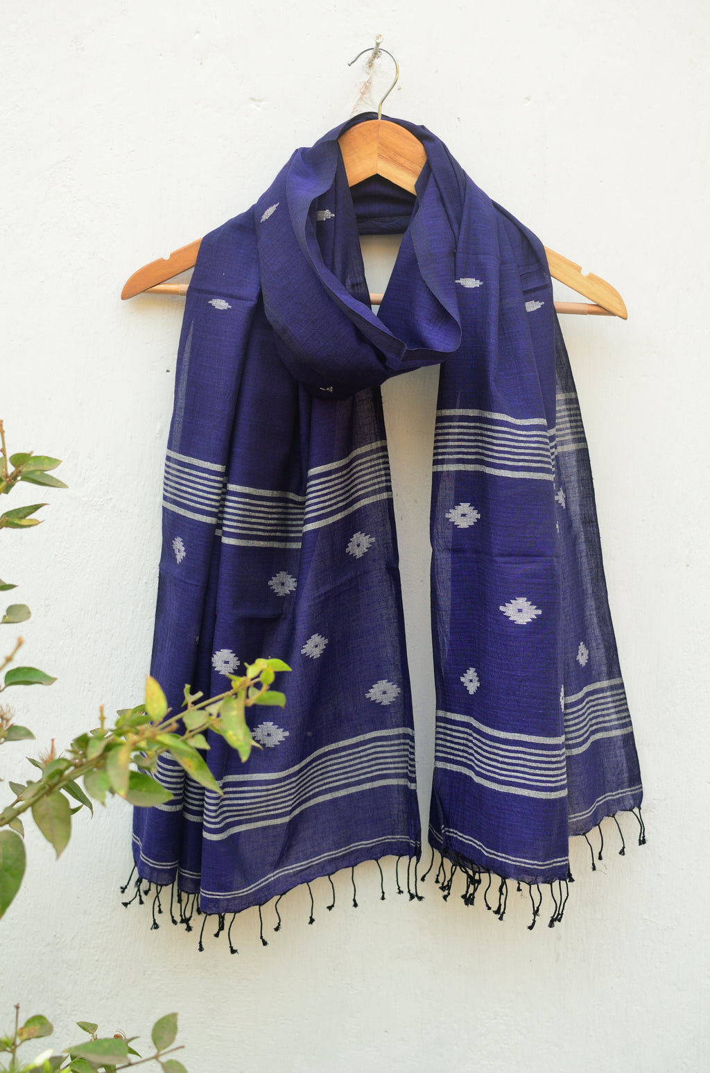 Handwoven Jamdani stole in navy blue image 0